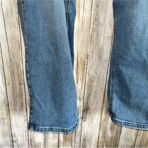 Maurices Mid Rise Light Wash Short Straight Leg Jeans - Picture 4 of 6